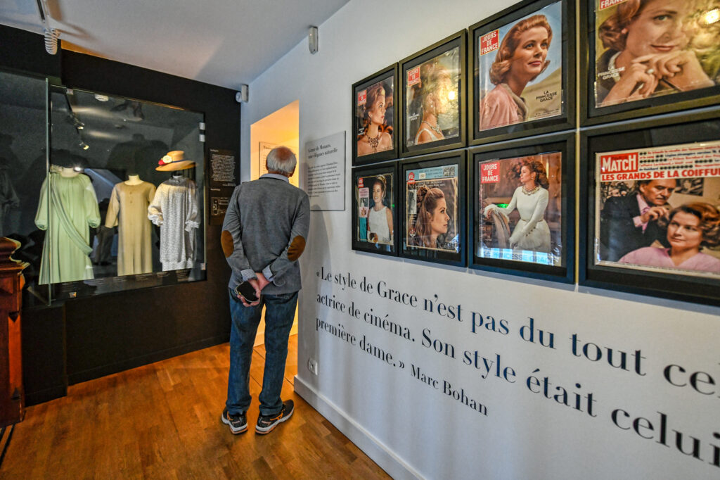Visiteur dans l'exposition "Grace de Monaco, princesse en Dior"