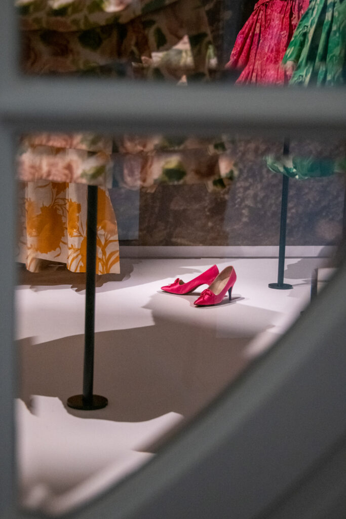 Escarpins roses dans une vitrine