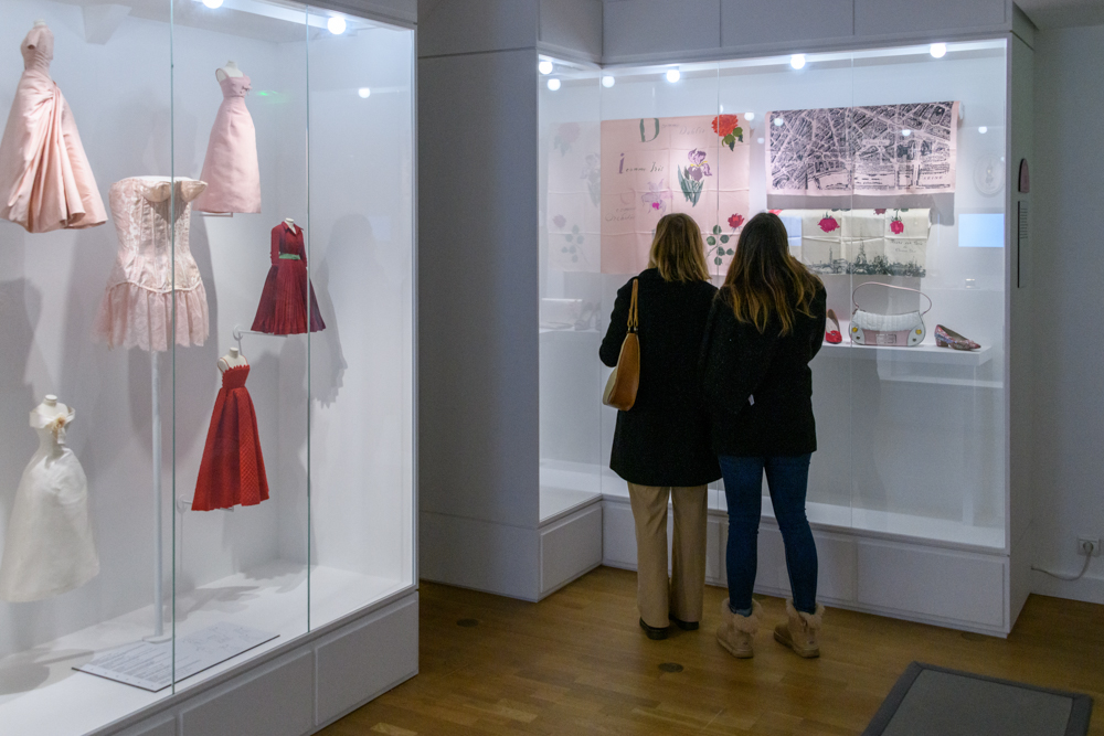 Visiteurs devant les vitrines de l'exposition