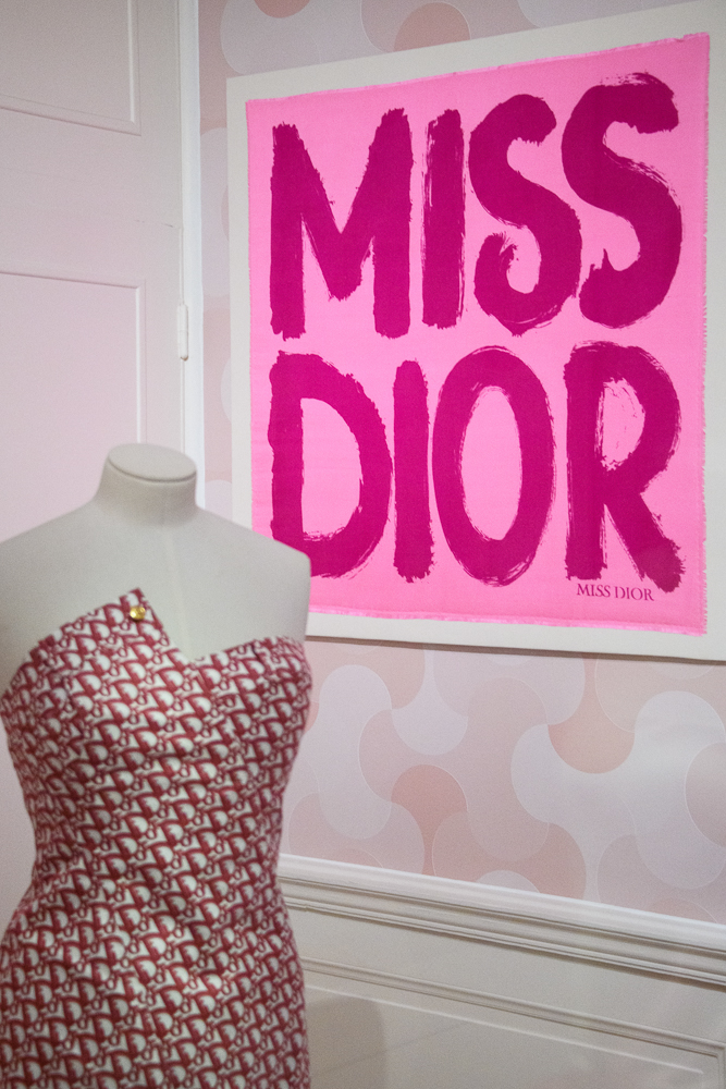 Modèle et foulard roses durant l'exposition 2021, Dior en roses