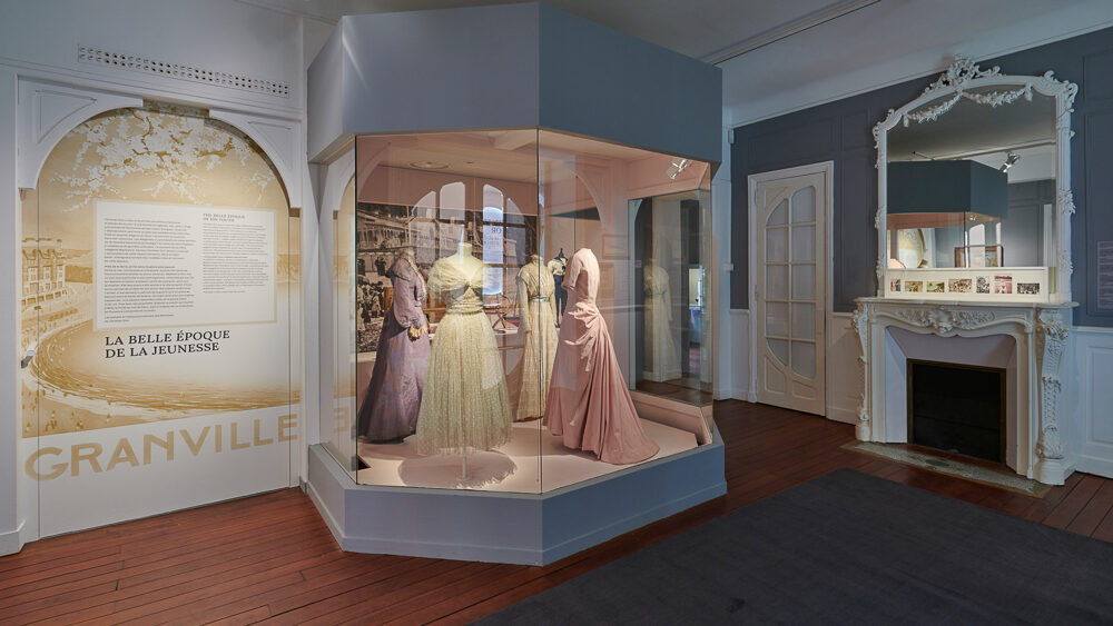 Robes dans des vitrines de l'exposition