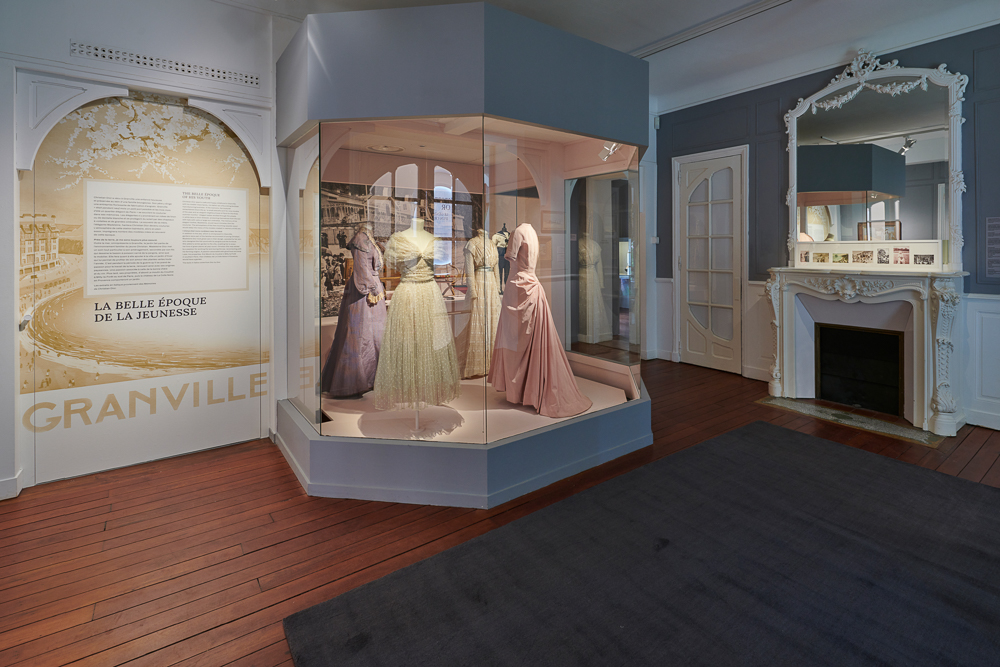 Robes dans des vitrines de l'exposition