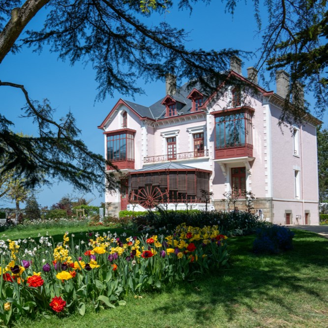 Vue de la façade du musée avec fleurs au premier plan