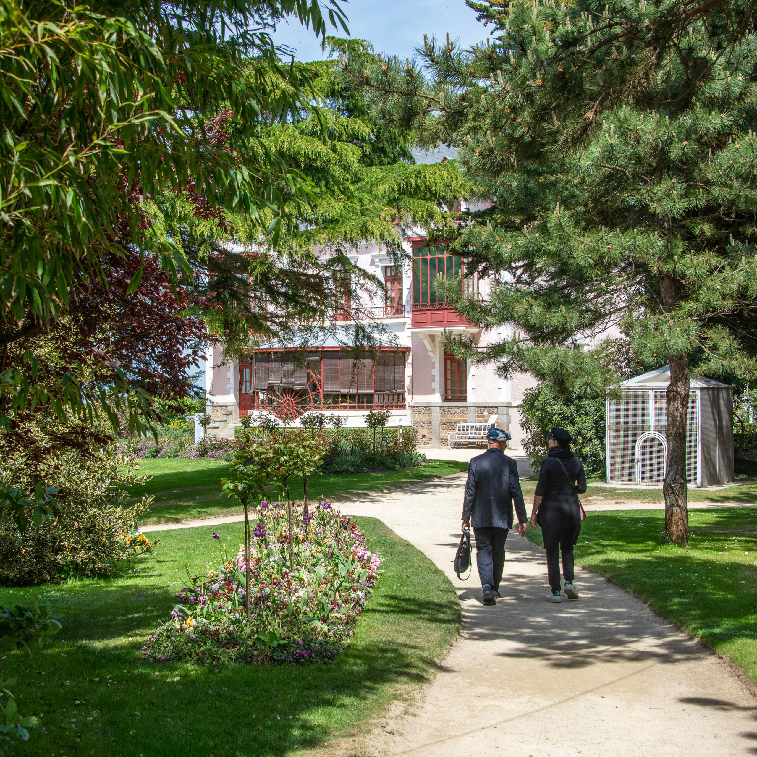 Personnes dans le jardin qui s'avancent vers le musée