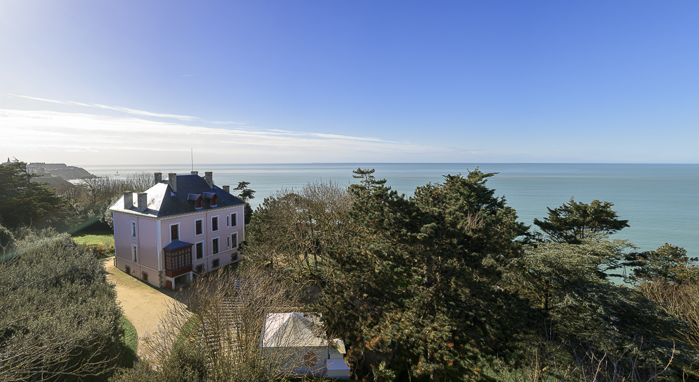 Vue en hauteur du jardin, du musée et de la mer
