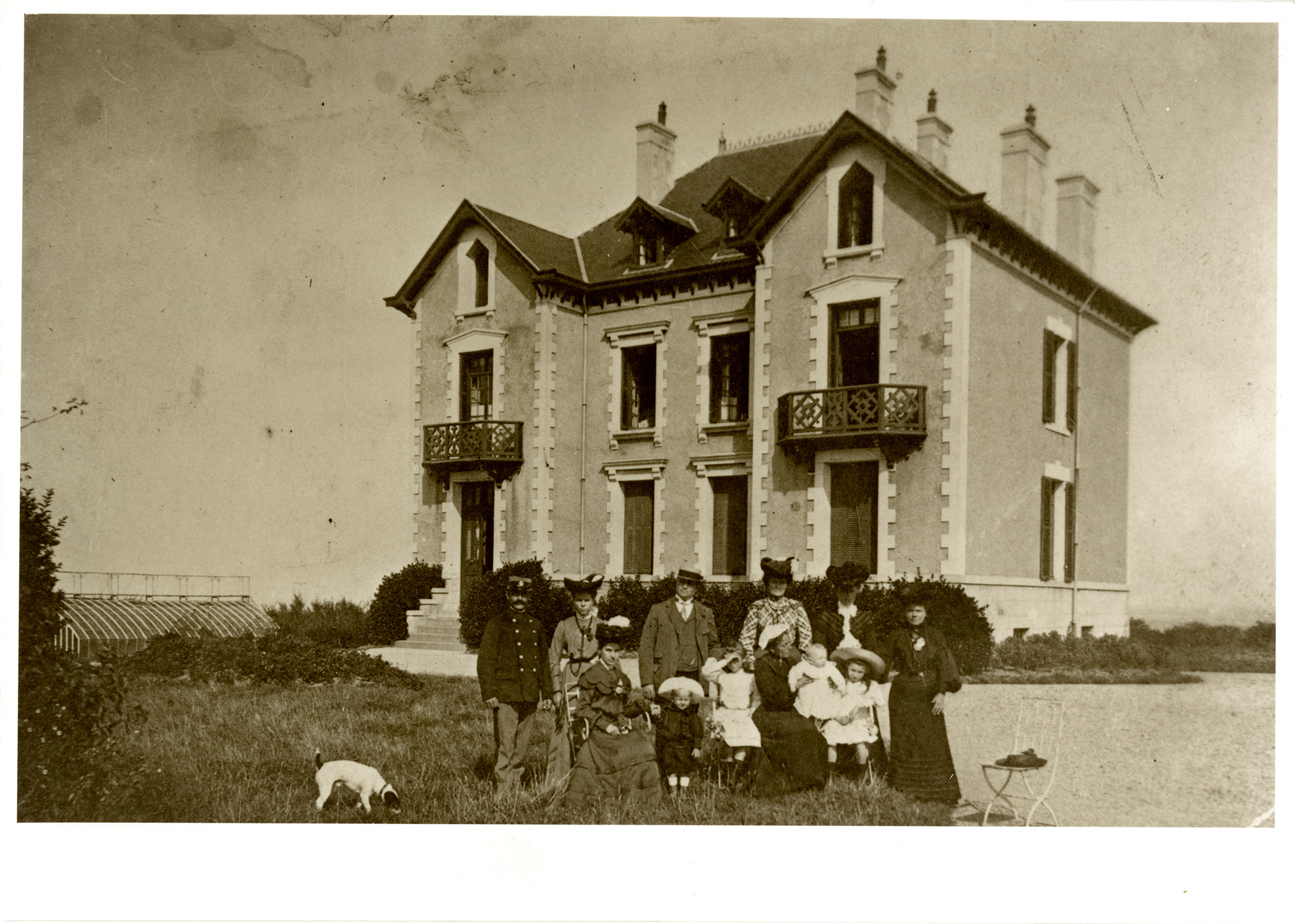 La famille Beust devant la villa, fin 19ème ou début 20ème siècle