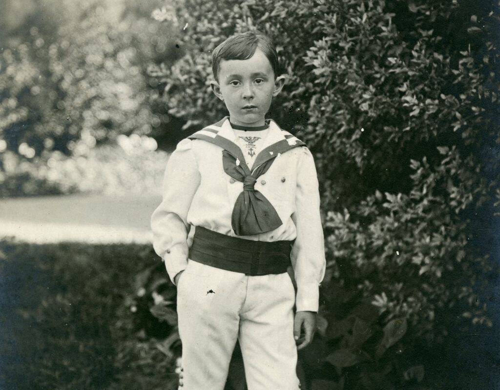Christian Dior enfant dans le jardin des Rhumbs