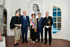 Le Prince Albert de Monaco, entouré de la Maire de Granville, du Président de l'association Présence de Christian Dior, du Préfet de Normandie et de la comissaire de l'exposition