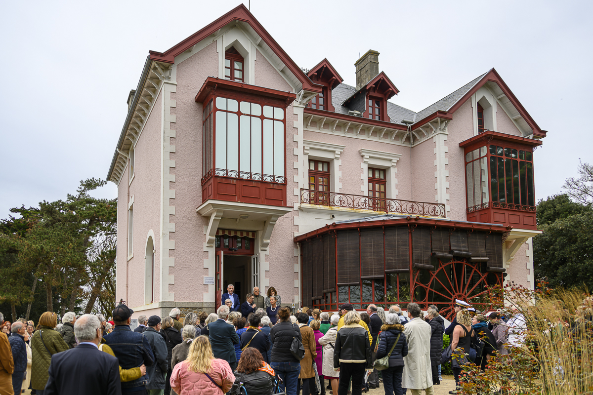 Le public devant le Musée Christian Dior lors de l'inauguration de l'exposition en 2024