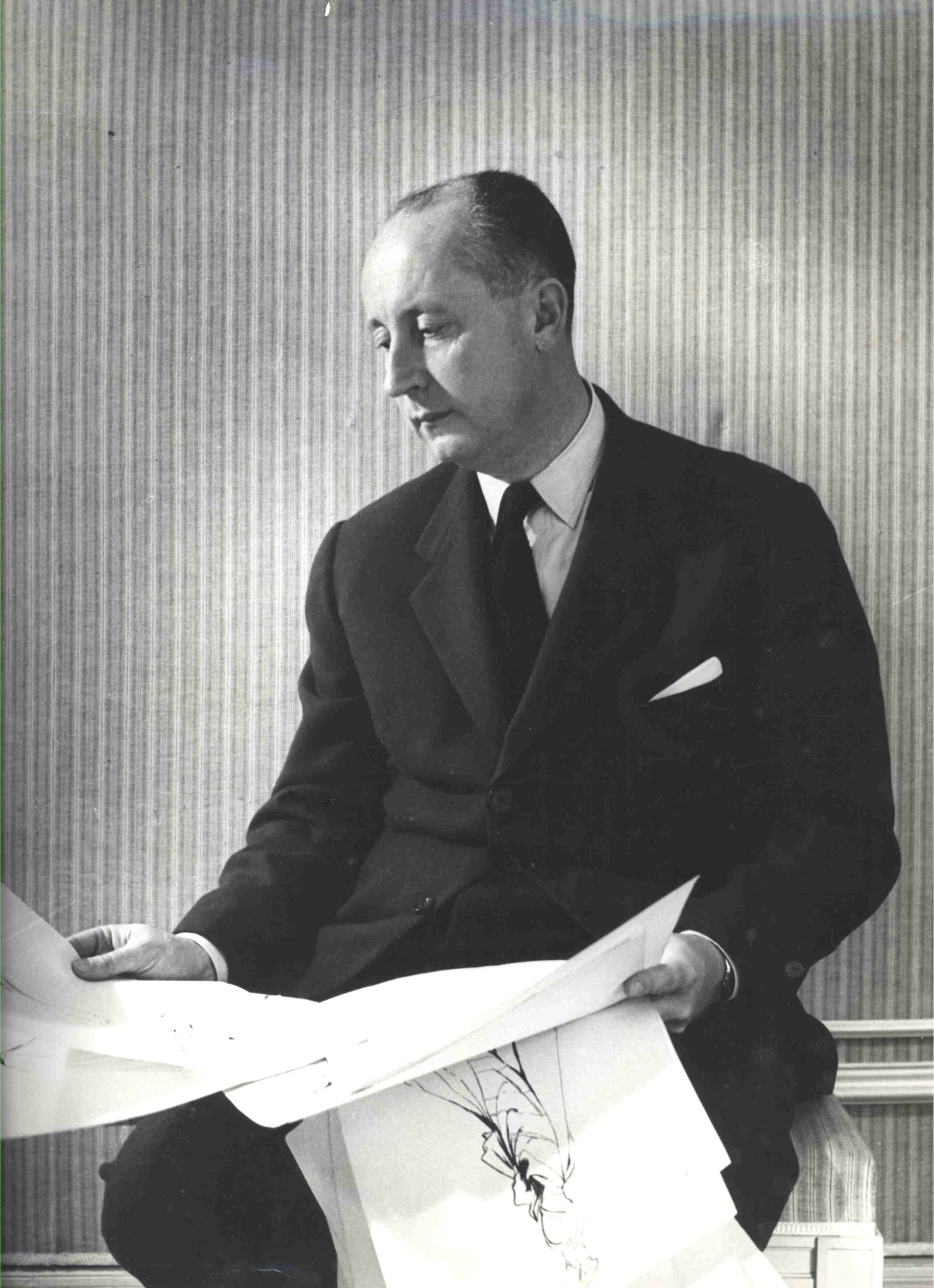 Christian Dior, à l'âge adulte, avec ses croquis