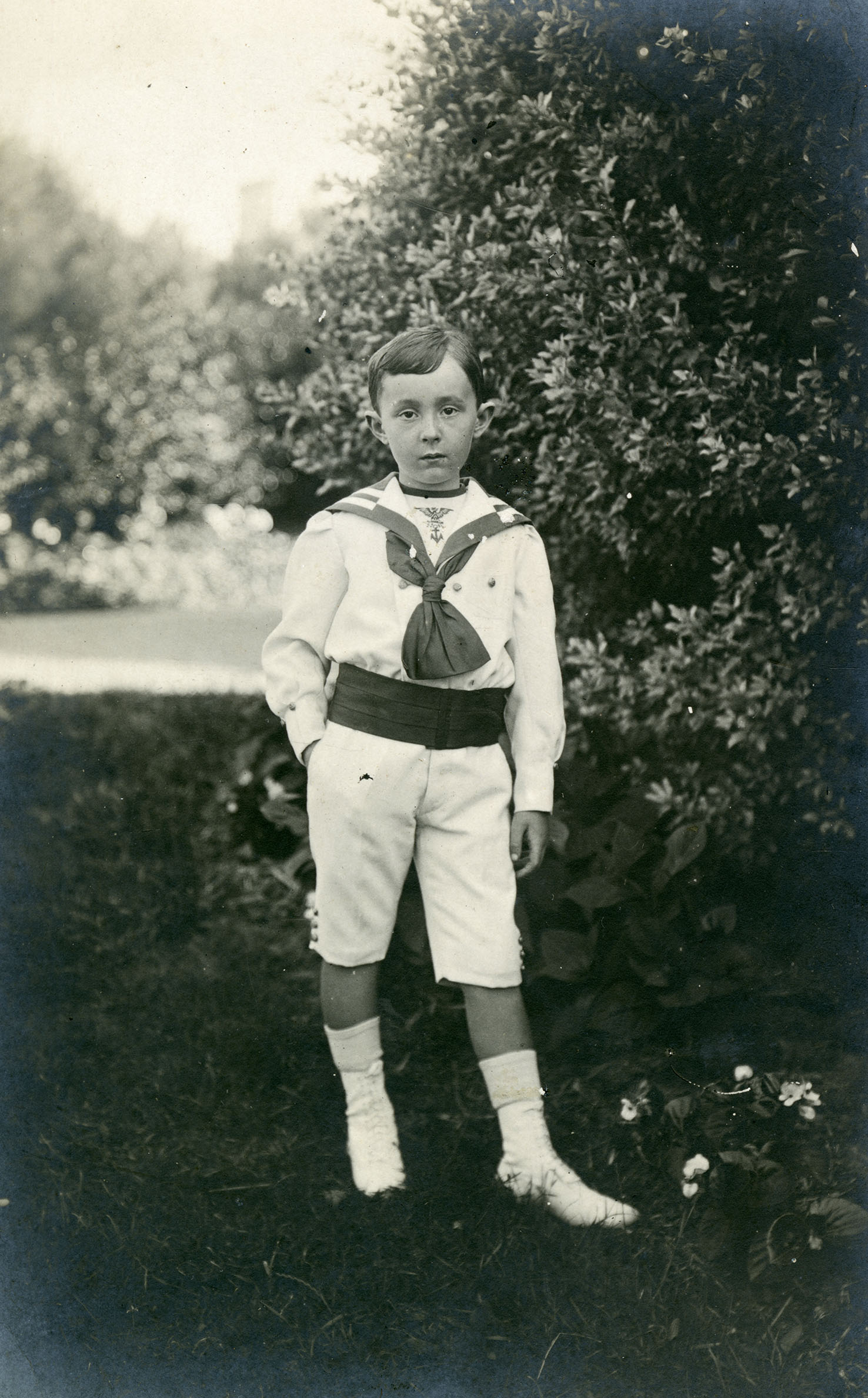 Christian Dior, enfant, dans le jardin de Granville. Photo en noir et blanc