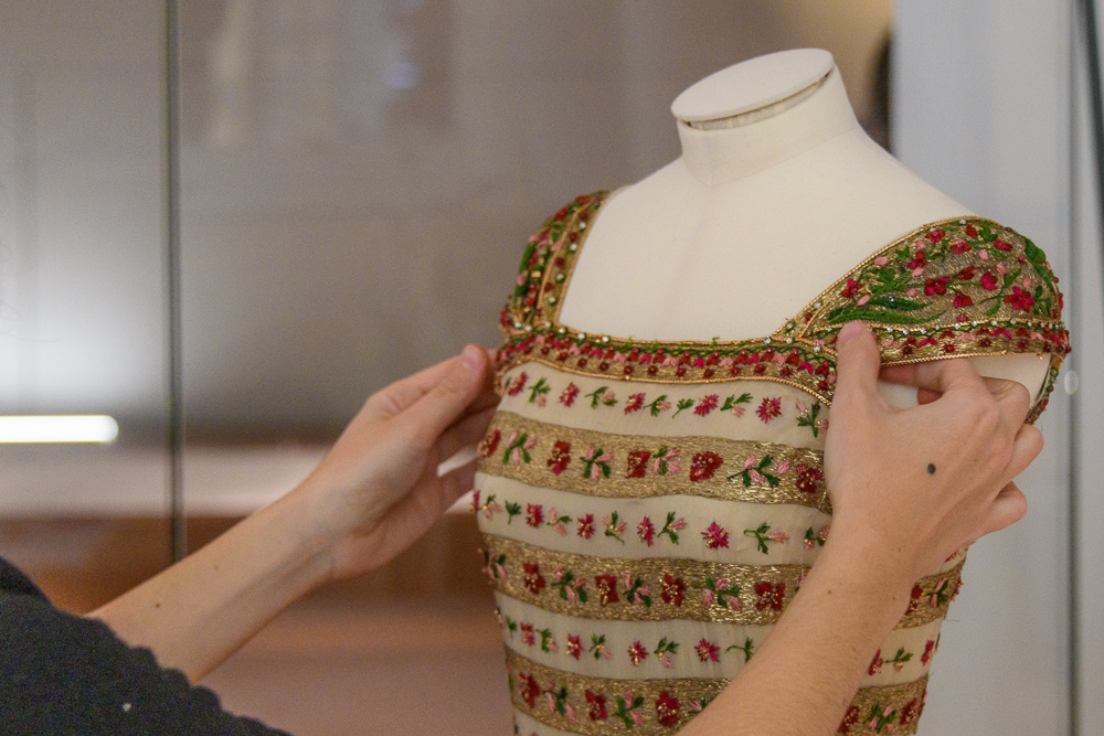 Installation d'une robe en vue de son exposition