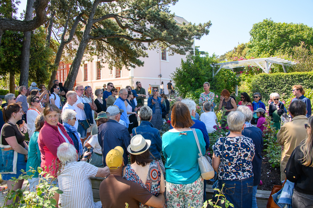 Visiteurs durant la promenade guidée au jardin