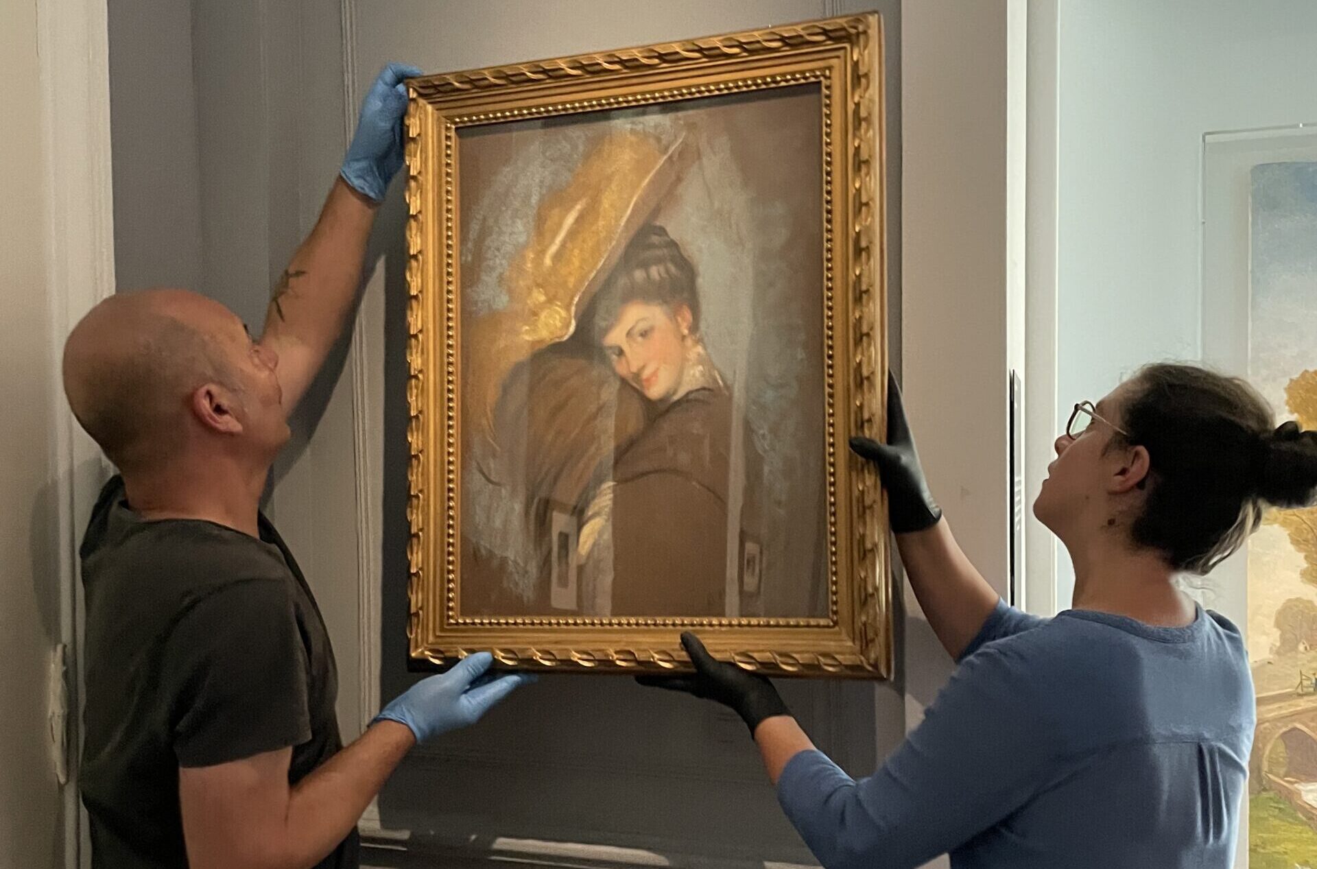 Accrochage d'une oeuvre d'Antonio de la Gandara