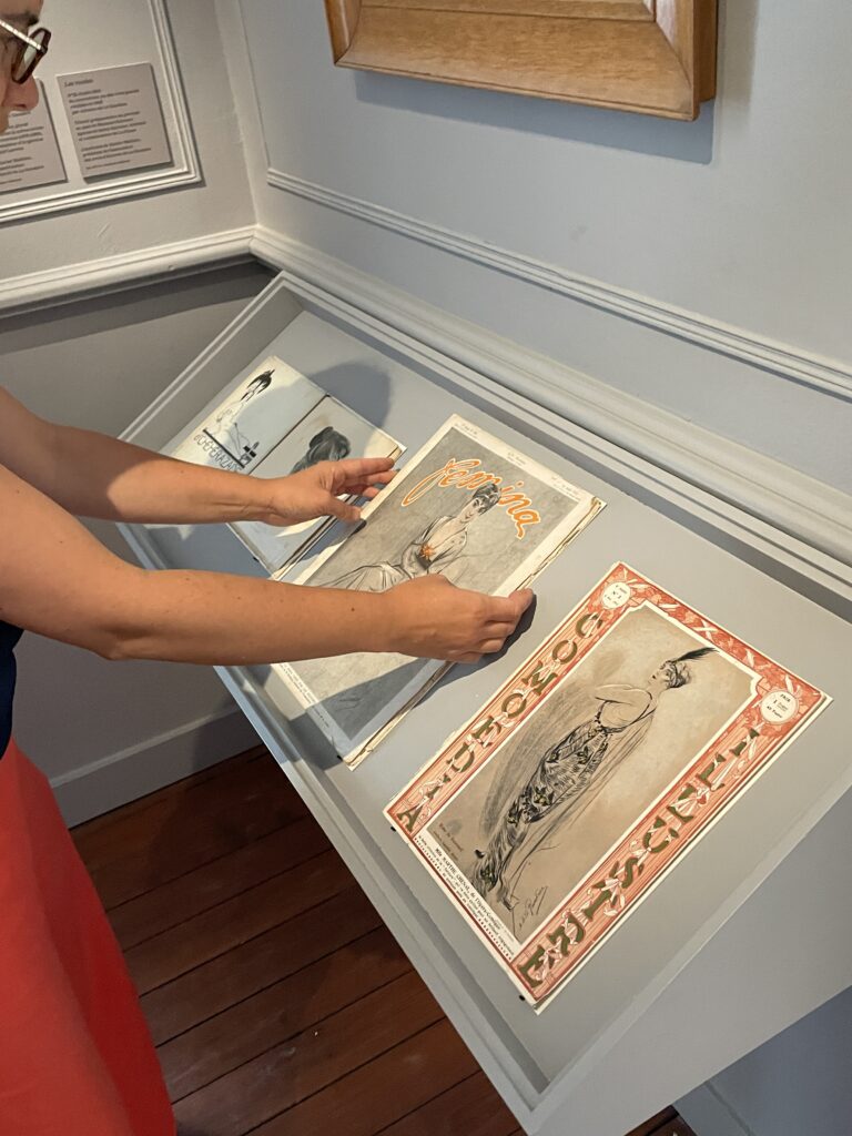Installation des nouveaux magazines illustrés par Antonio de la Gandara