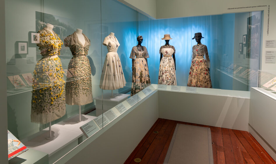 L'une des salles de l'exposition "Dior, jardins enchanteurs"