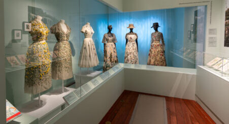 L'une des salles de l'exposition "Dior, jardins enchanteurs"