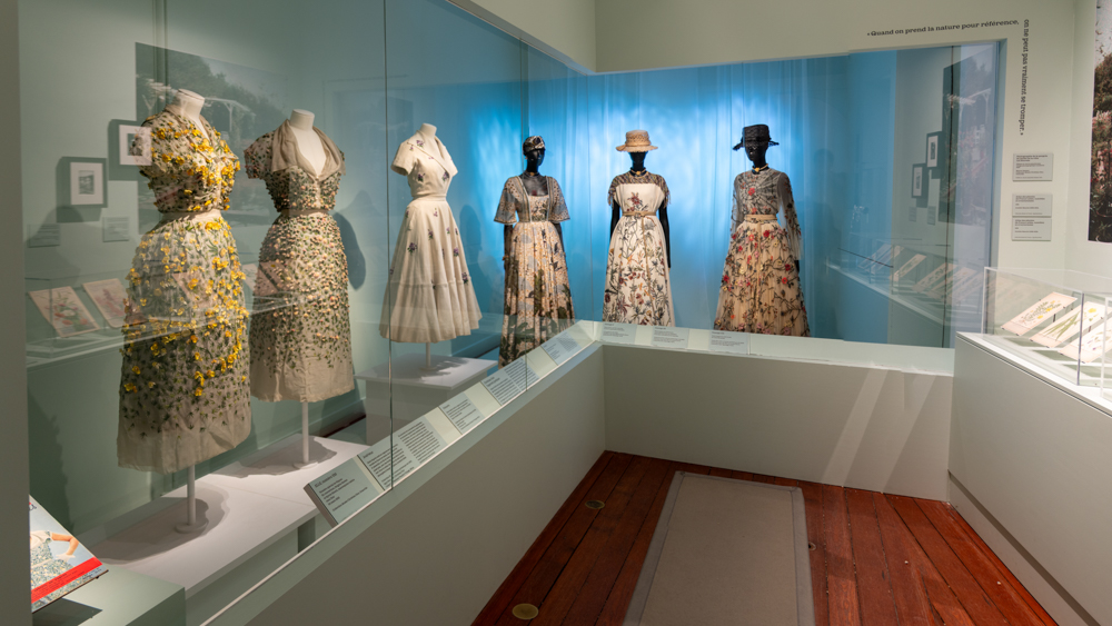 L'une des salles de l'exposition "Dior, jardins enchanteurs"